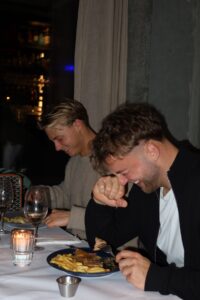 Gæster spiser boeuf frites med pommes frites hos Petit Prix