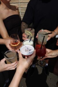 Gæster skåler i cocktails hos Petit Prix på Aarhus Ø