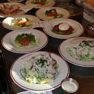 Anretning med flere forretter på Petit Prix-tallerkener