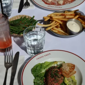 Bord med tartar, haricots verts og pommes frites til deling hos Petit Prix