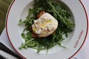 Burrata med tomat, rødløg og rucola