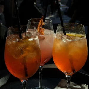 Tre spritz-cocktails med is og appelsin hos Petit Prix