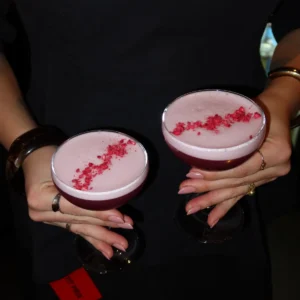 To lyserøde cocktails serveres hos Petit Prix