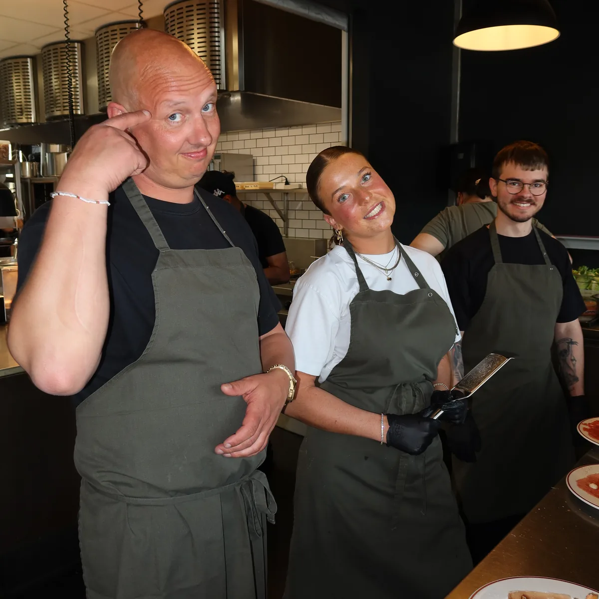 Køkkenchef Mads Krogsholm og køkkenholdet hos Petit Prix