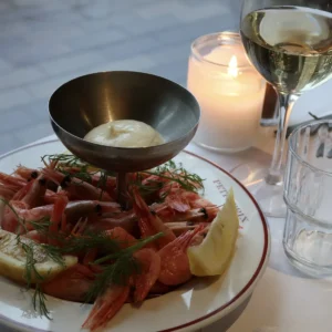 Fad med rejer, dild og citron ved levende lys hos Petit Prix