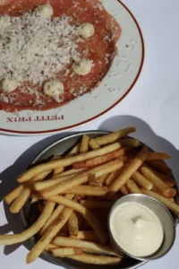 Oksetatar med pommes frites og aioli